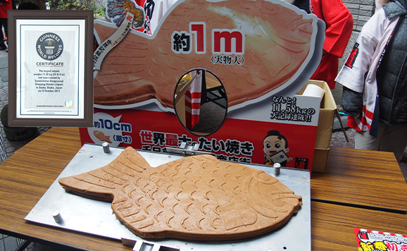 巨大たい焼きを焼く様子