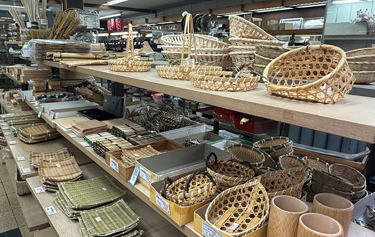 器の質感、木製品の手触りを比べる