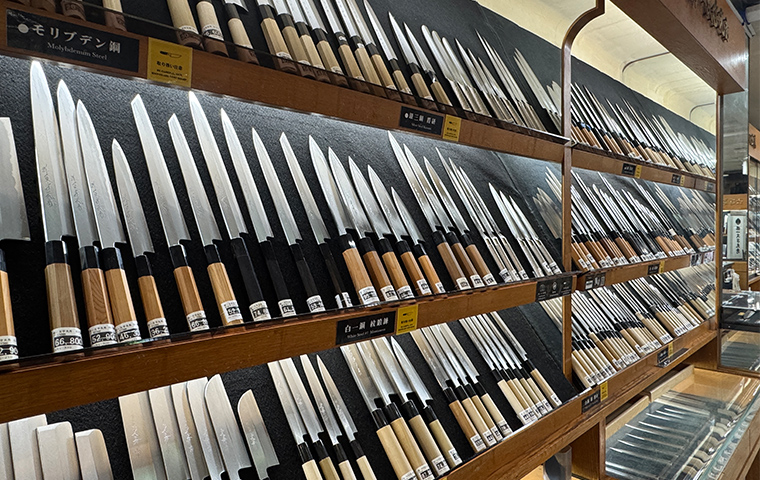 包丁の刃の厚みや重心の位置を比べる