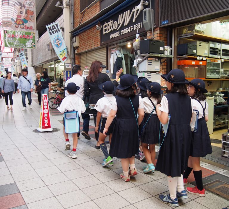 大阪市立南小学校のみなさんが見学に来てくれました 千日前道具屋筋商店街公式サイト
