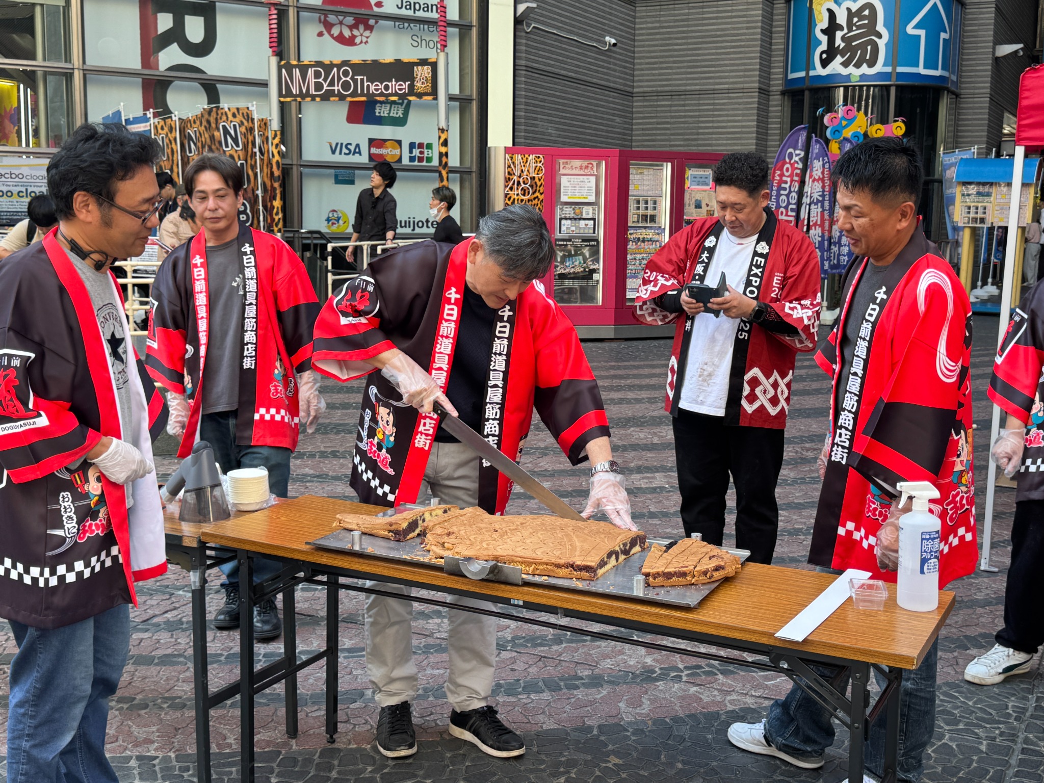 たい焼きを切り分ける様子