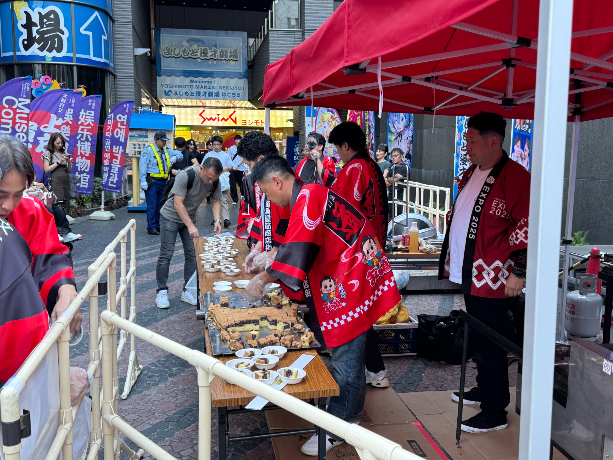 たい焼きを切り分けて準備する様子