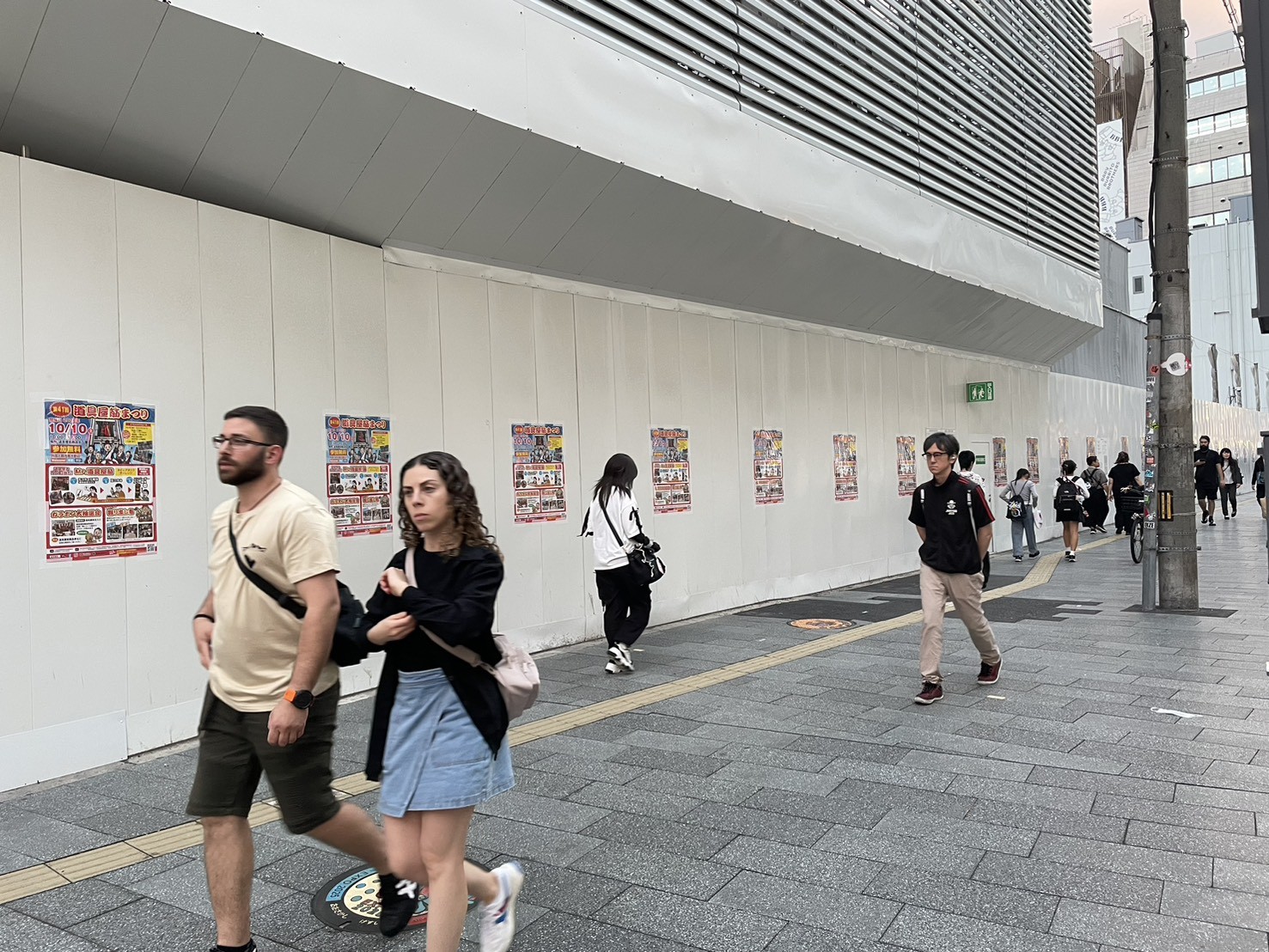 街なかの壁面に掲示された道具屋筋まつりのポスター
