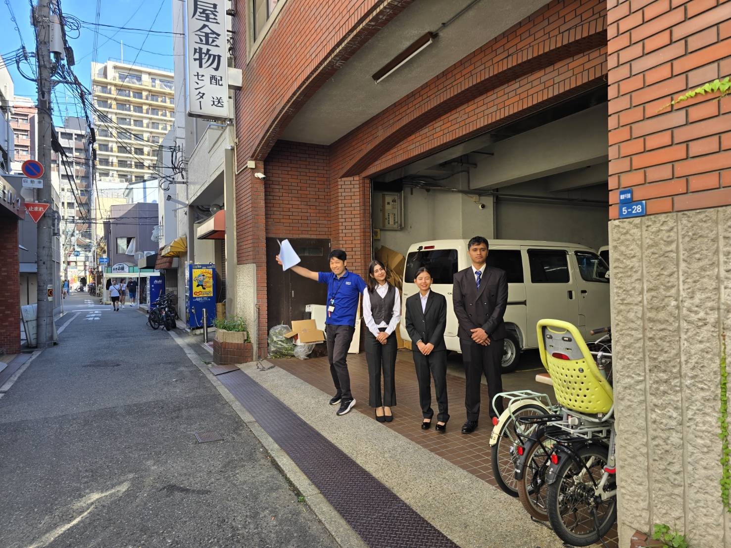 職業体験の訪問先での記念写真